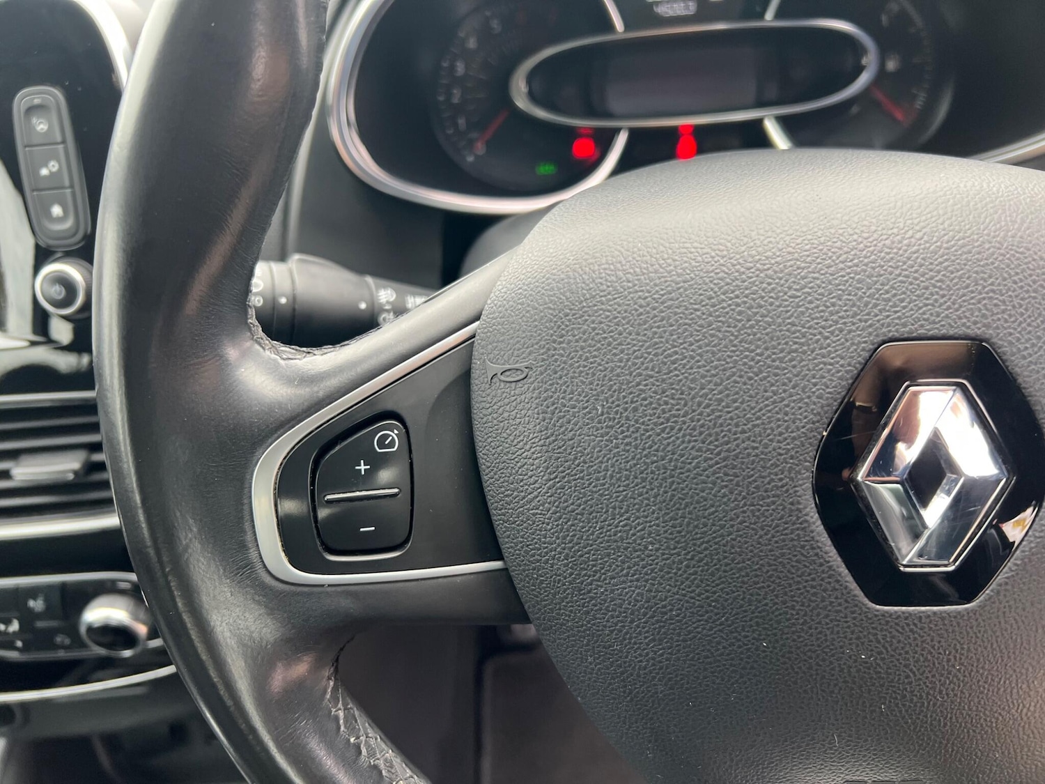 Used Renault Clio 2017 for sale - 76993077: Photo 16