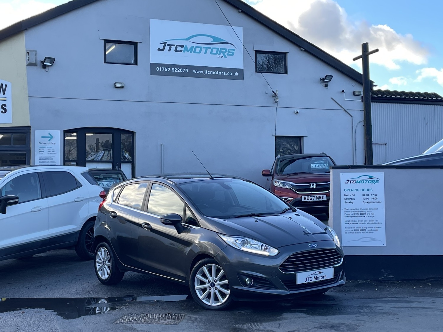 Used Ford Fiesta 2017 for sale - 76624437: Photo 1