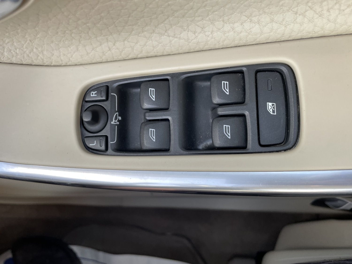 Used Volvo V60 2011 for sale - 76387278: Photo 30