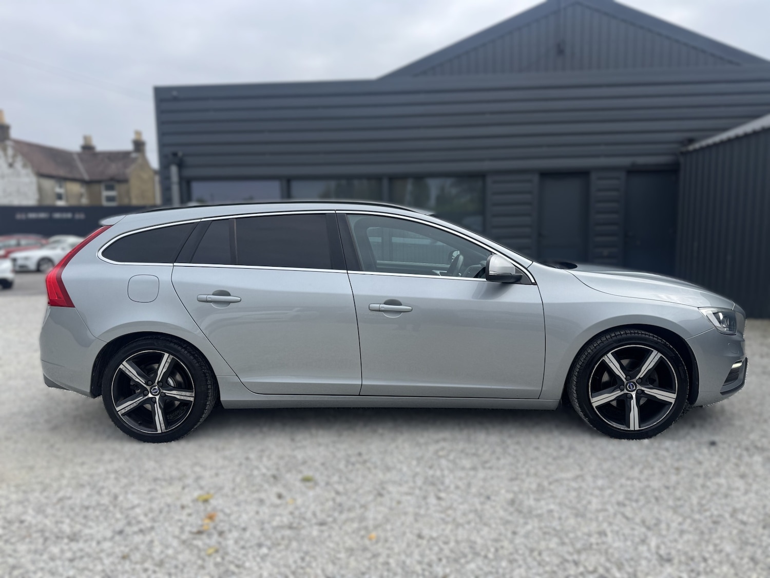 Used Volvo V60 2017 for sale - 76243944: Photo 2