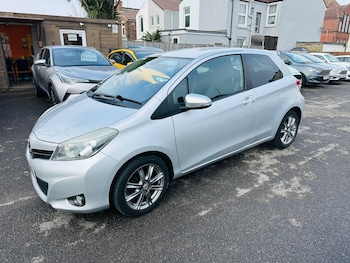 Used Toyota Yaris 2013 for sale - 77807596: Photo
