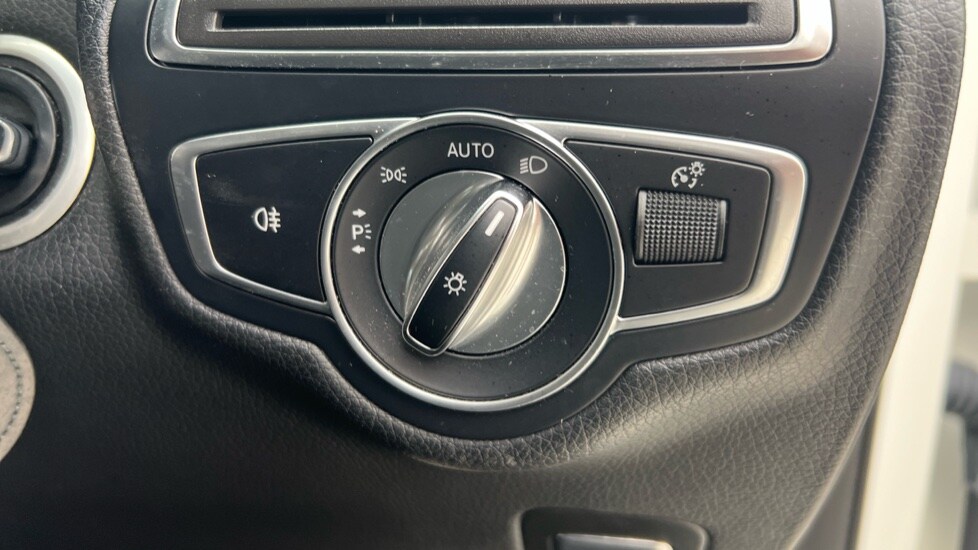 Used Mercedes-Benz GLC 2018 for sale - 76338809: Photo 38