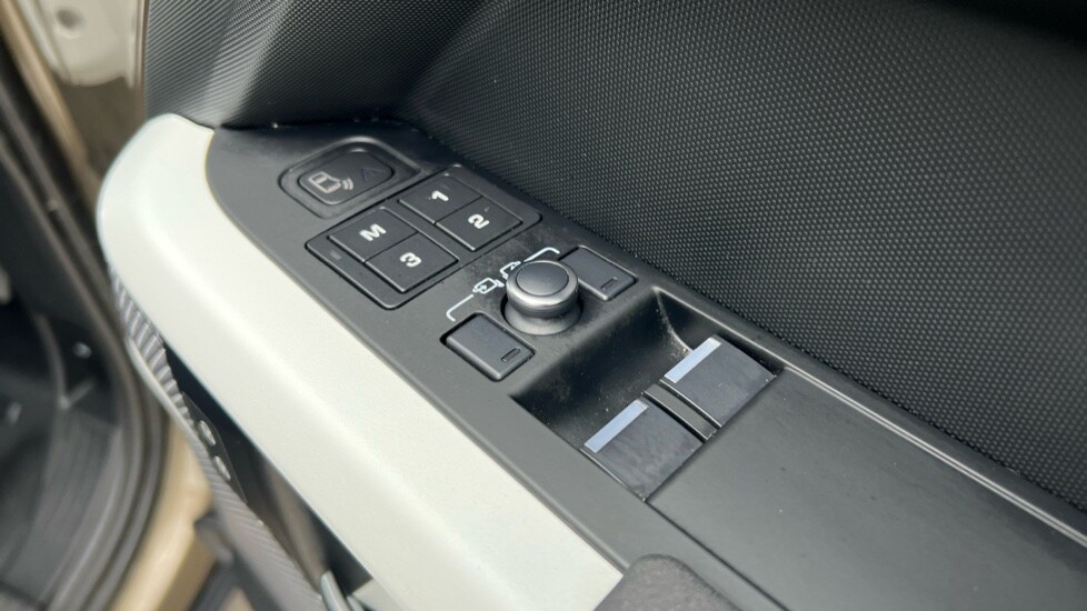 Used Land Rover Defender 2021 for sale - 76191020: Photo 39