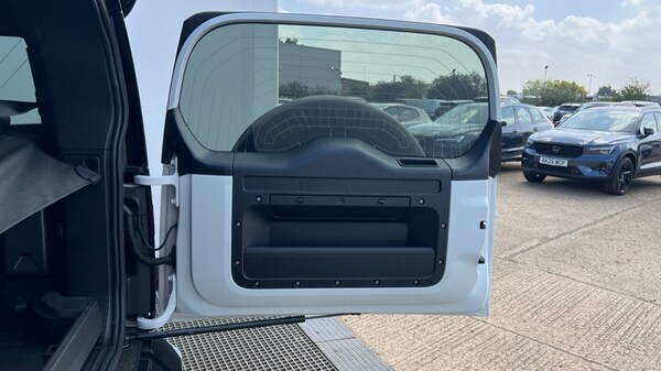 Used Land Rover Defender 2024 for sale - 75541115: Photo 37
