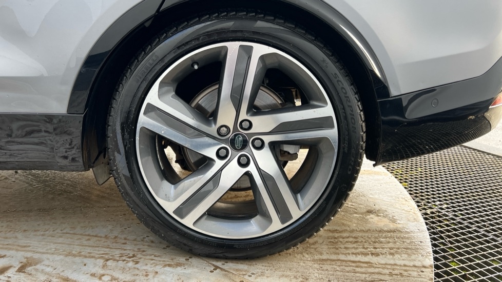 Used Land Rover Discovery 2023 for sale - 76851196: Photo 18