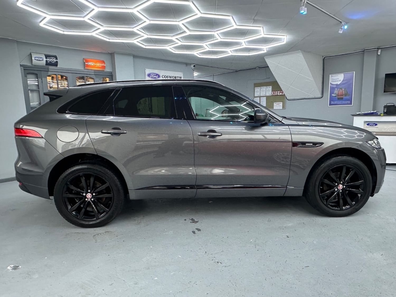 Used Jaguar F-Pace 2018 for sale - 77326252: Photo 8