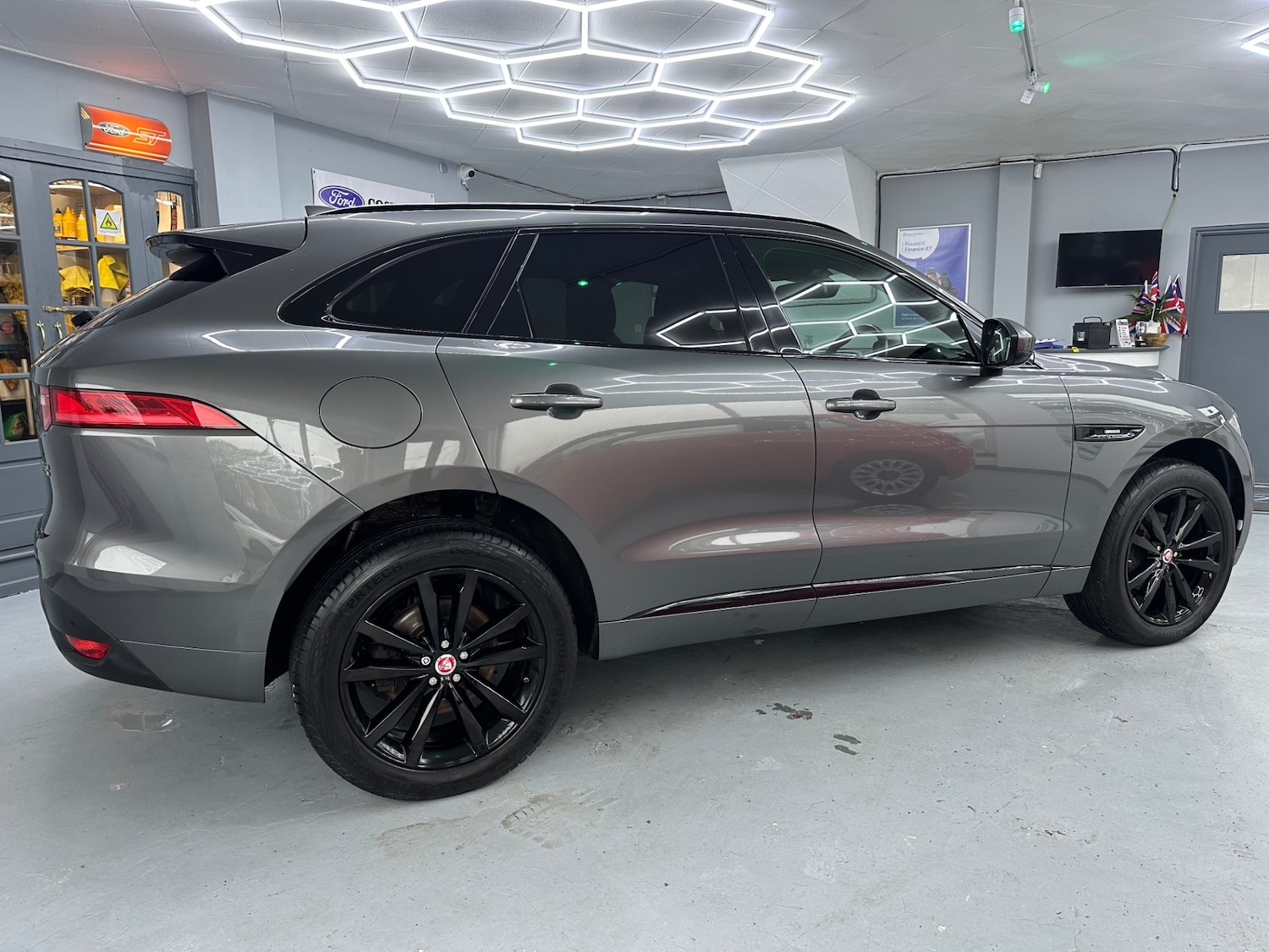 Used Jaguar F-Pace 2018 for sale - 77326252: Photo 9