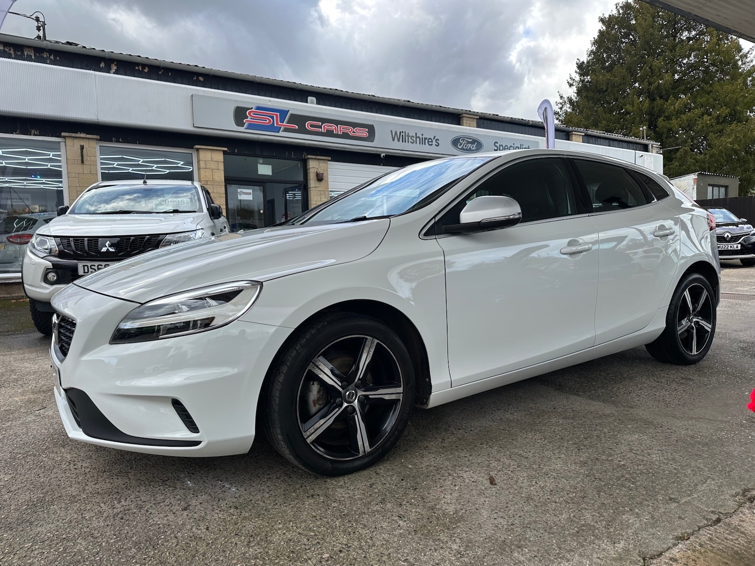 Used Volvo V40 2017 for sale - 76391954: Photo 2
