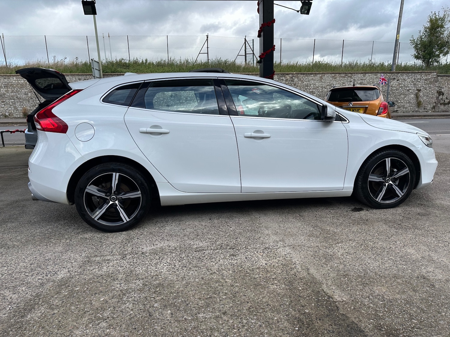 Used Volvo V40 2017 for sale - 76391954: Photo 5
