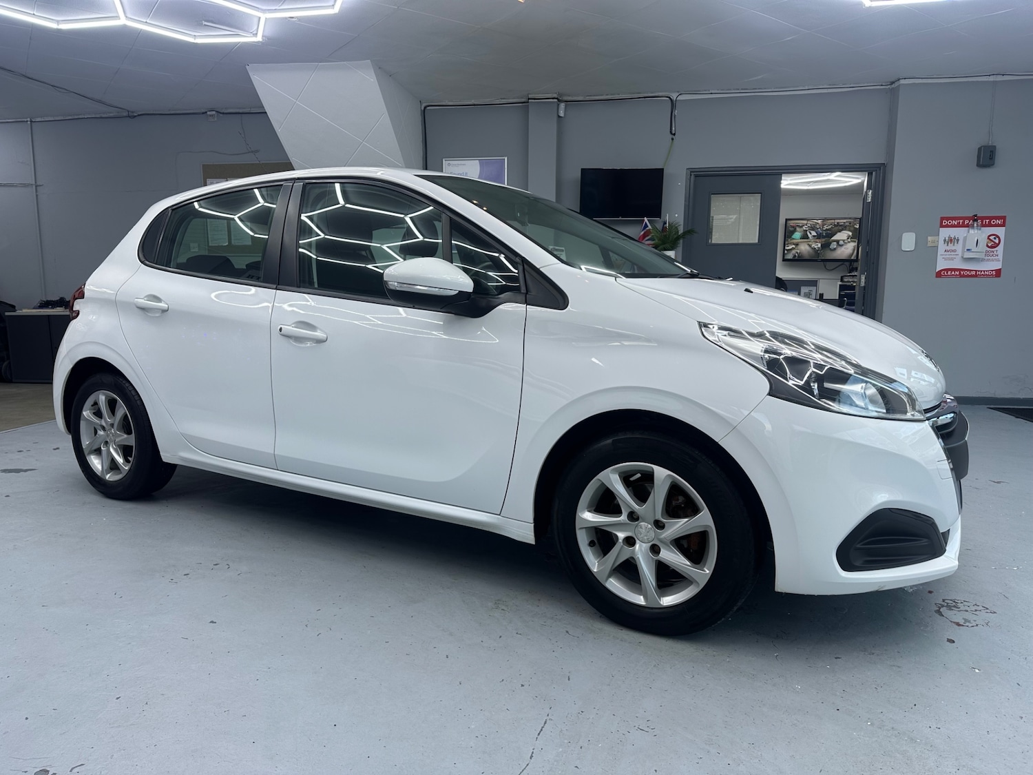 Used Peugeot 208 2016 for sale - 76835194: Photo 8