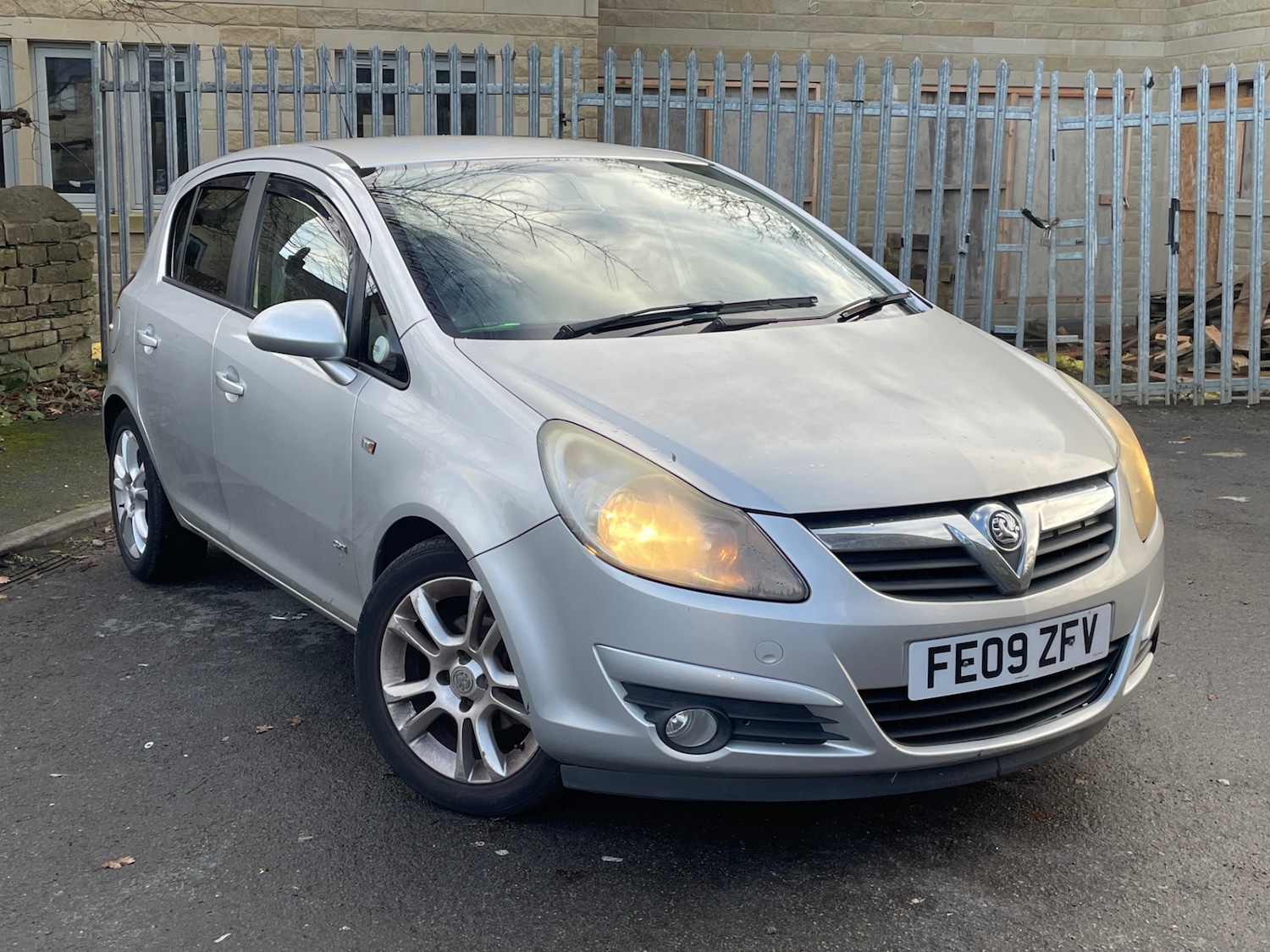 Used Vauxhall Corsa 2009 for sale - 77118898: Photo 2