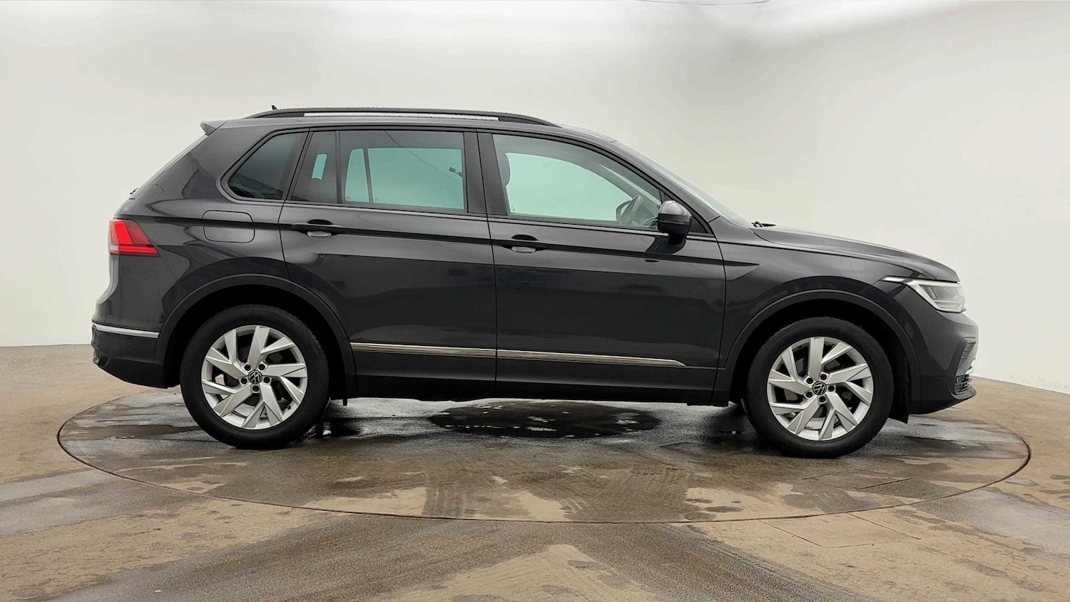 Used Volkswagen Tiguan 2021 for sale - 76613502: Photo 2