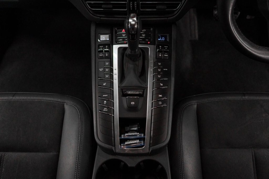 Used Porsche Macan 2021 for sale - 76038932: Photo 21