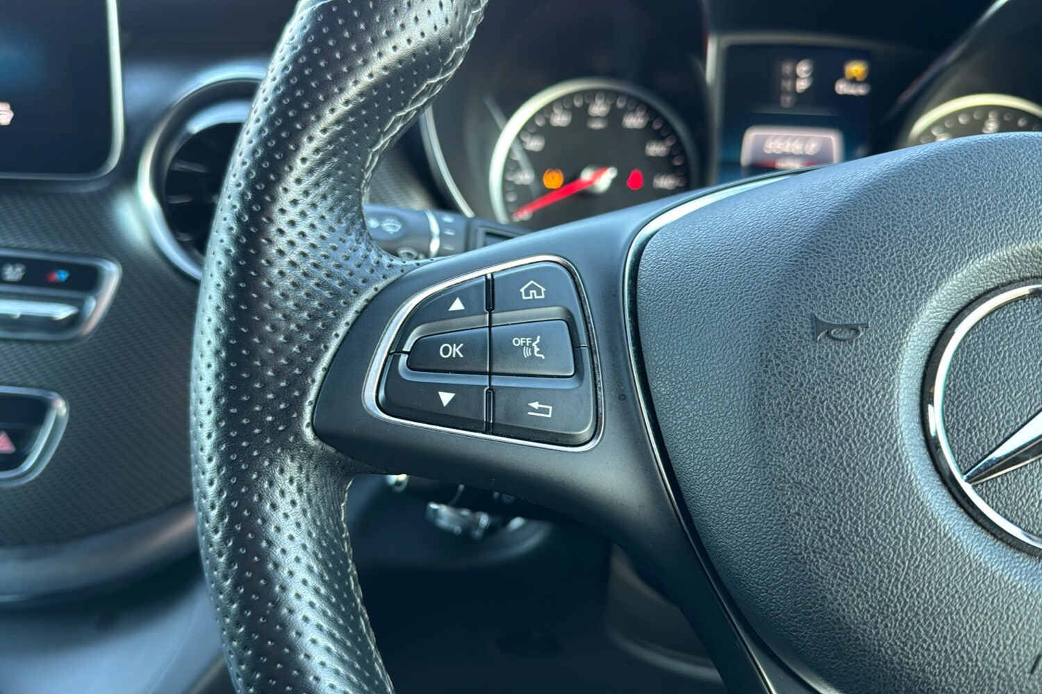 Used Mercedes-Benz V-Class 2023 for sale - 76955394: Photo 17