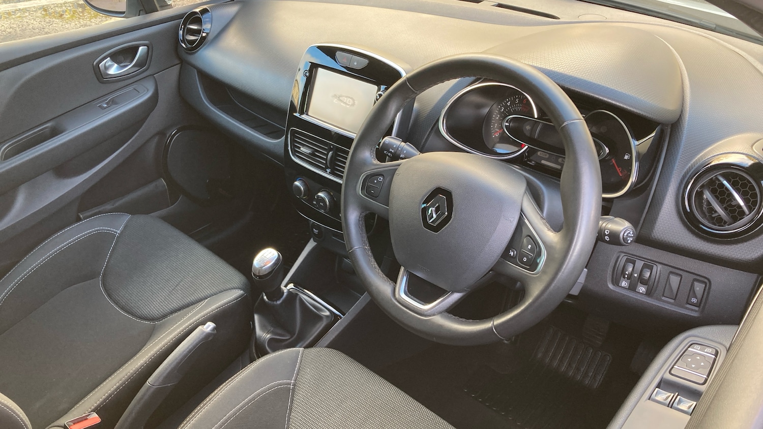 Used Renault Clio 2018 for sale - 76795032: Photo 11