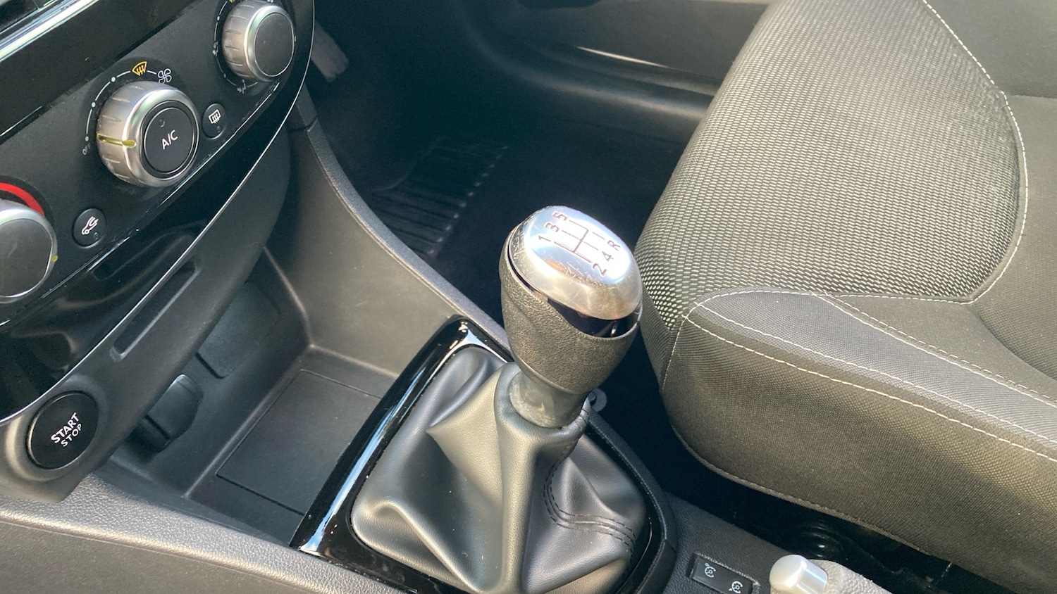 Used Renault Clio 2018 for sale - 76795032: Photo 13