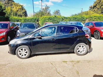 Peugeot - 208