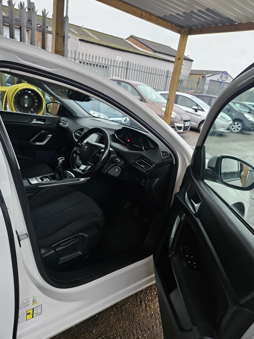 Used Peugeot 308 2015 for sale - 76536802: Photo 14