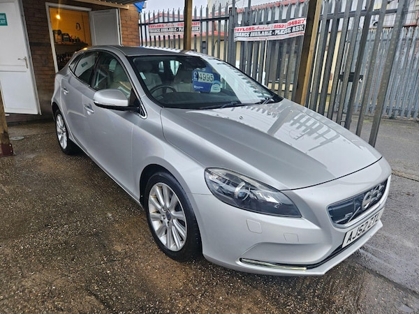 Used Volvo V40 2013 for sale - 73837928: Photo 2