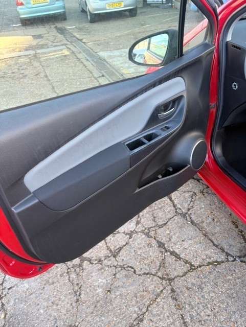 Used Toyota Yaris 2015 for sale - 76760800: Photo 12