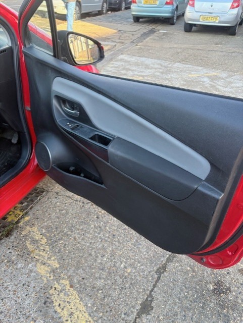 Used Toyota Yaris 2015 for sale - 76760800: Photo 9