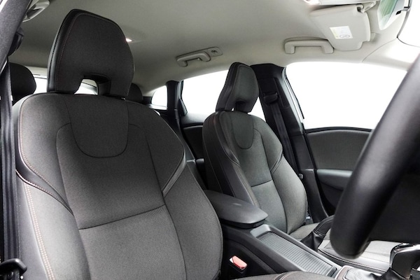 Used Volvo V40 Cross Country 2018 for sale - 75573181: Photo 2