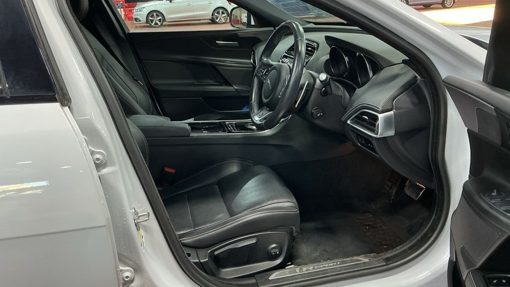 Used Jaguar XE 2019 for sale - 76430068: Photo 2