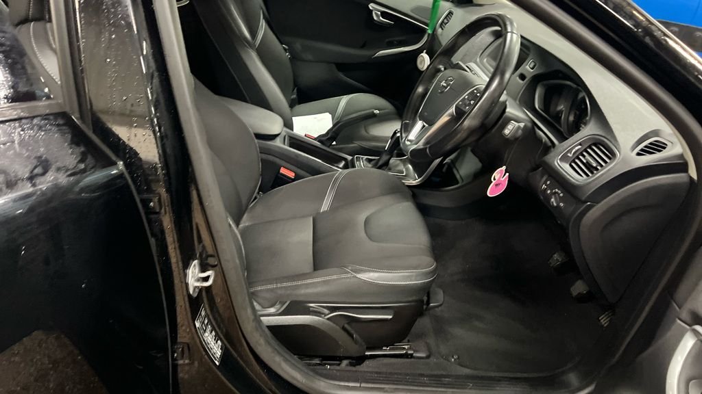 Used Volvo V40 2019 for sale - 76973870: Photo 2