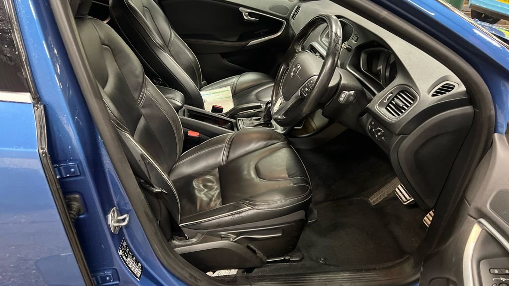 Used Volvo V40 2018 for sale - 77037820: Photo 2