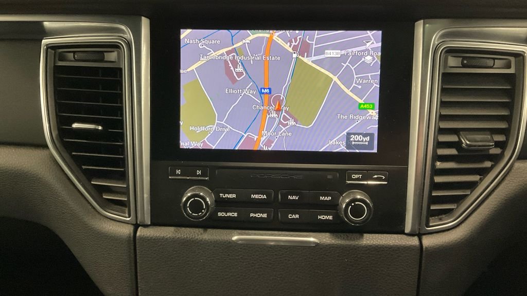 Used Porsche Macan 2018 for sale - 77452171: Photo 2