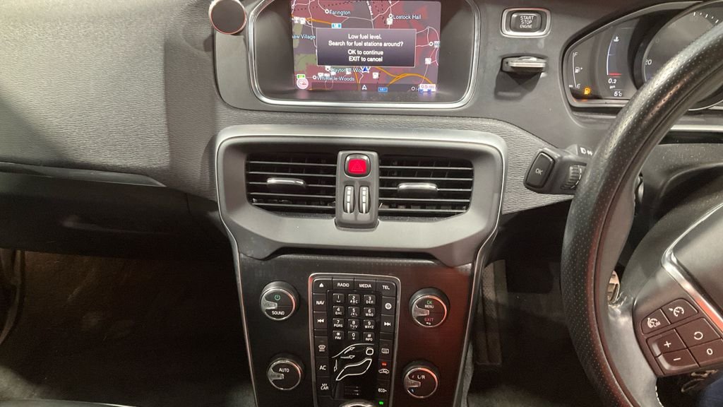 Used Volvo V40 2018 for sale - 77341896: Photo 2