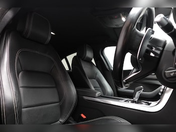 Used Jaguar XE 2019 for sale - 76685868: Photo