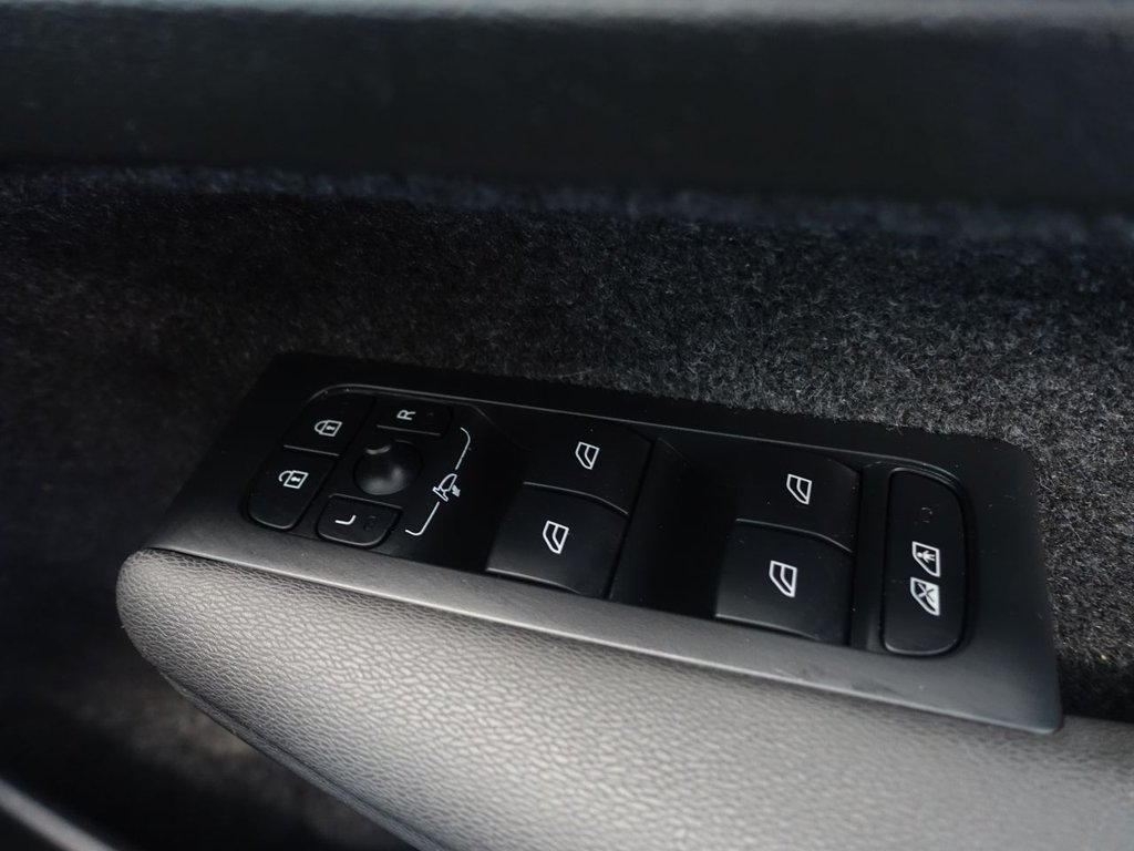 Used Volvo XC40 2023 for sale - 77026797: Photo 36