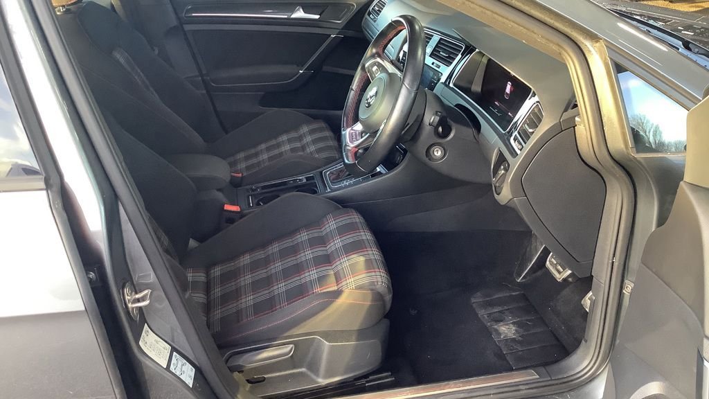 Used Volkswagen Golf 2018 for sale - 76848316: Photo 2