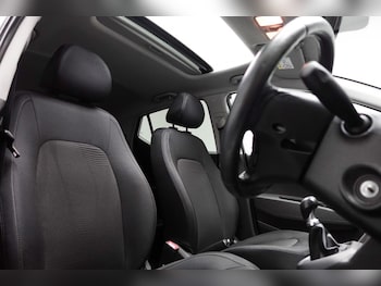 Used Hyundai i10 2017 for sale - 76267208: Photo 2