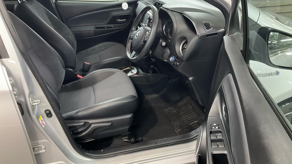 Used Toyota Yaris 2017 for sale - 76923928: Photo 2