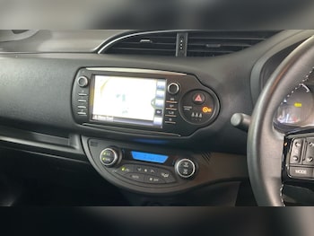 Used Toyota Yaris 2017 for sale - 76923928: Photo