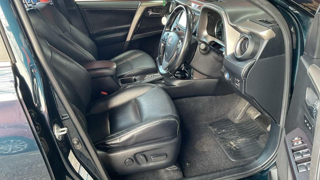 Used Toyota RAV4 2018 for sale - 76632397: Photo 2