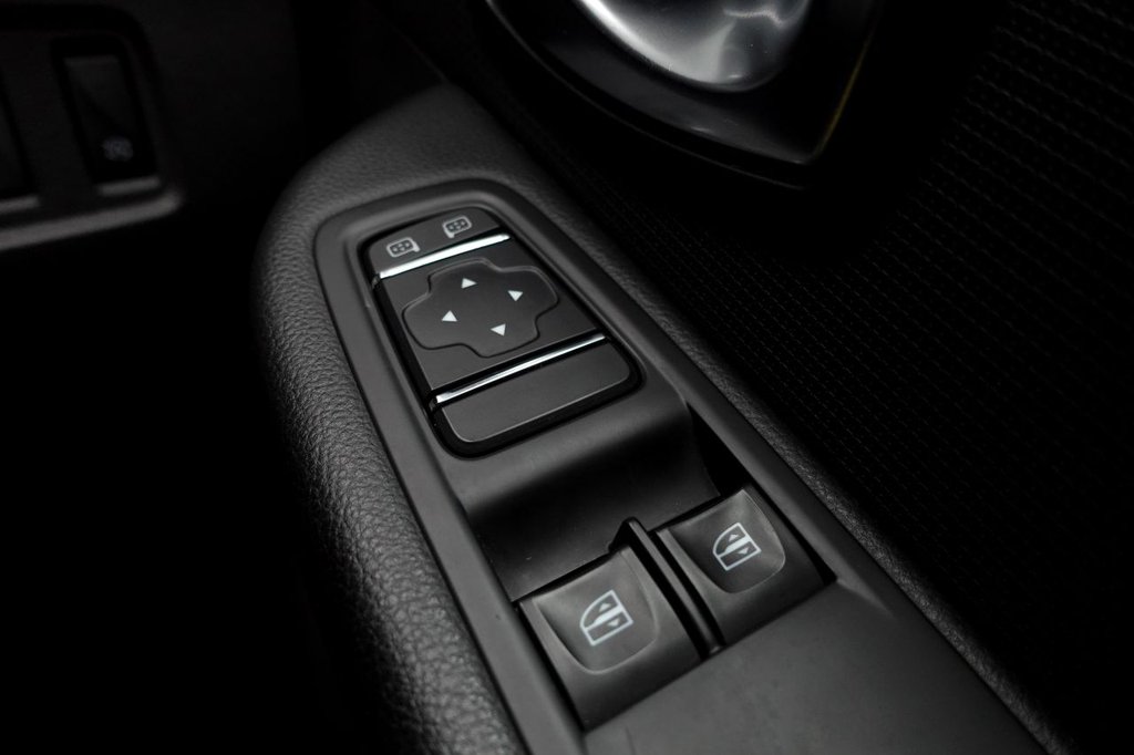 Used Renault Clio 2018 for sale - 76740585: Photo 39