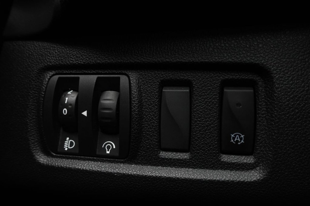 Used Renault Clio 2018 for sale - 76740585: Photo 40