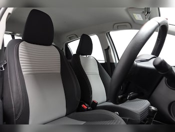 Used Toyota Yaris 2019 for sale - 76172931: Photo 2