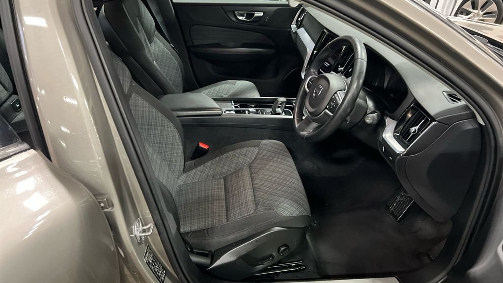 Used Volvo V60 2021 for sale - 76867887: Photo 2