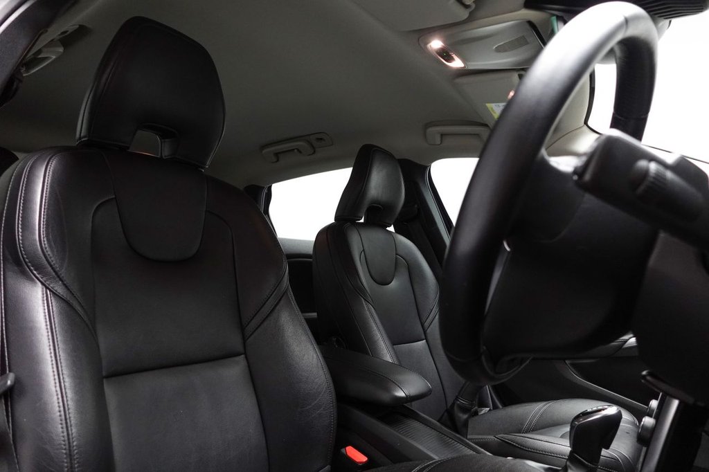 Used Volvo V40 2018 for sale - 76010397: Photo 2