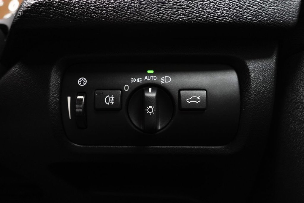 Used Volvo V40 2018 for sale - 76010397: Photo 40