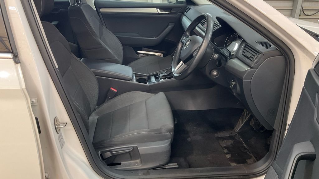 Used Skoda Superb 2018 for sale - 76848136: Photo 2