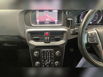 Used Volvo V40 2018 for sale - 76148179: Photo