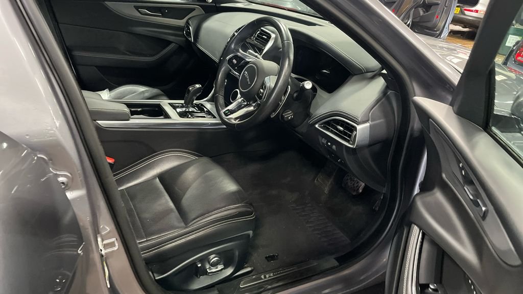 Used Jaguar XE 2019 for sale - 77920370: Photo 5