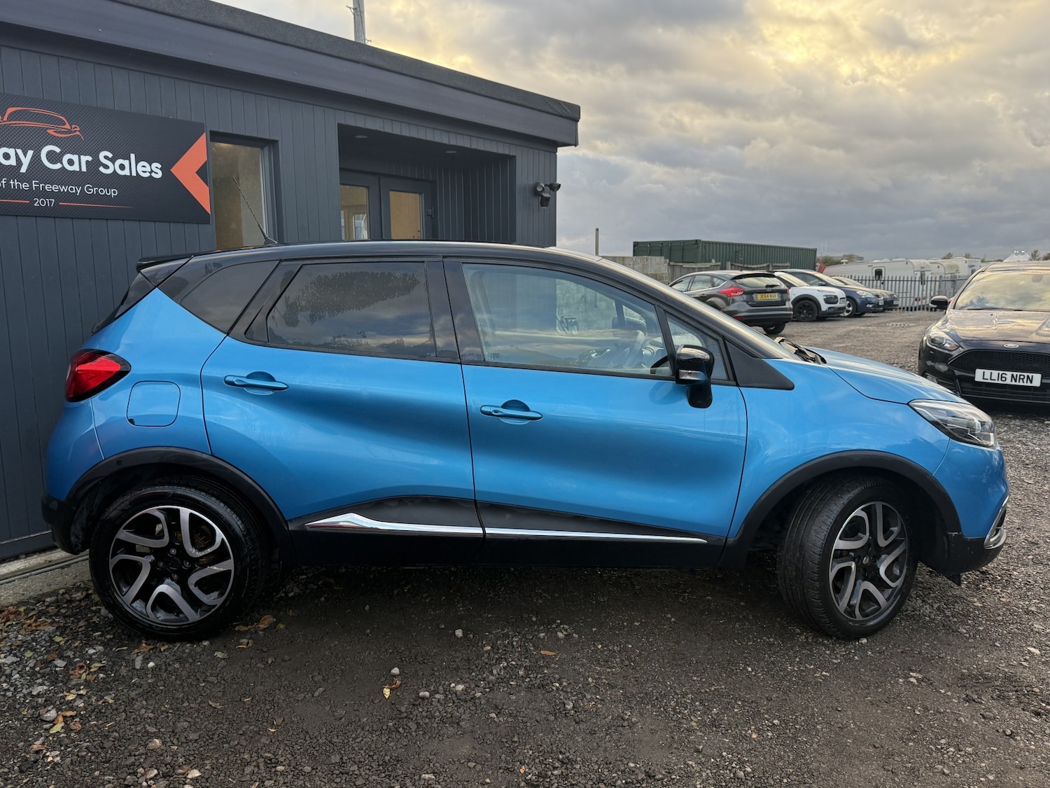 Used Renault Captur 2015 for sale - 76430910: Photo 2