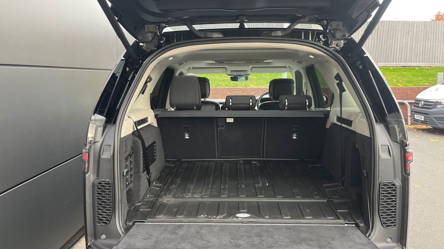 Used Land Rover Discovery 2025 for sale - 77177480: Photo 10