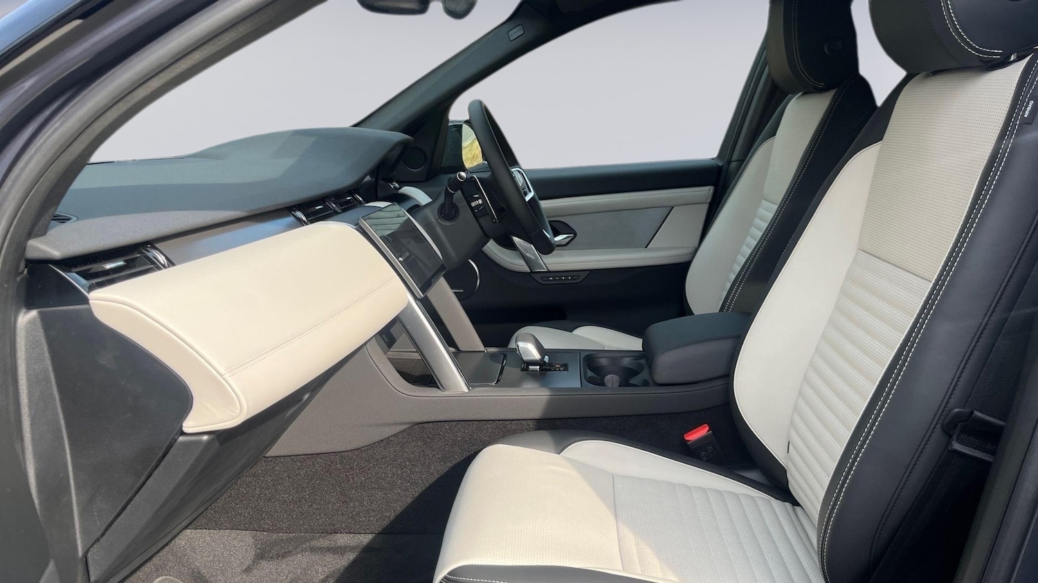 Used Land Rover Discovery Sport 2025 for sale - 76111026: Photo 3